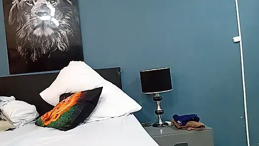 Orgazm olana kadar kız arkadaşımla makaslıyorum