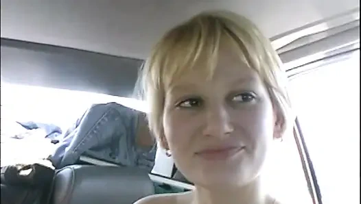 Geiles junges mädchen mit behaarter muschi im auto gefickt und auf riesige titten von großem amateur-schwanz gefickt