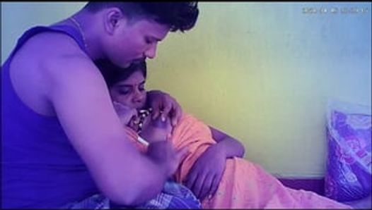 Indische dorpshuisvrouw hete borsten tonen en kussen