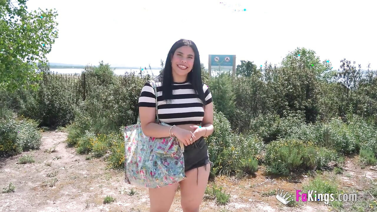 La tettona cubana Amanda Luxor prende un ragazzo e lo scopa per noi sul lago