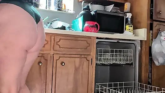 Aku lagi asik bersih-bersih di dapur