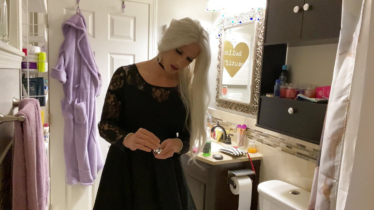 Emo Crossdresser Puts on Buttplug and Jerks off