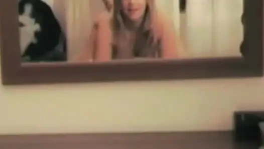 Tombul sarışın ayna yansıması