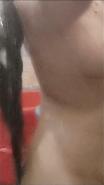 Desi bhabhi ibu rumah tangga mandi sambil menggosok payudara dan memijit memeknya
