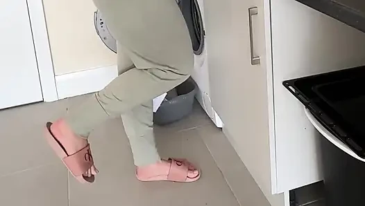 Bulaşıklar tam mesaneye karşı... Kontrolü kaybettim ve pantolona işedim