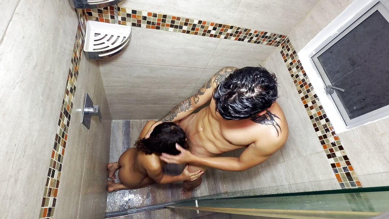 I discover my best friend bathing and I don't get seduced to give me a wild fuck and end up inside!