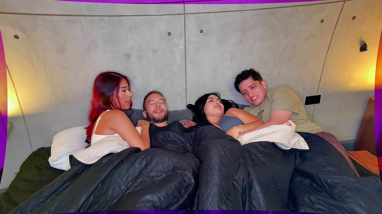 Tarde De Netflix Entre Amigos Termina En Cuarteto E Intercambio De Parejas, Se Coren En Nuestros Culos