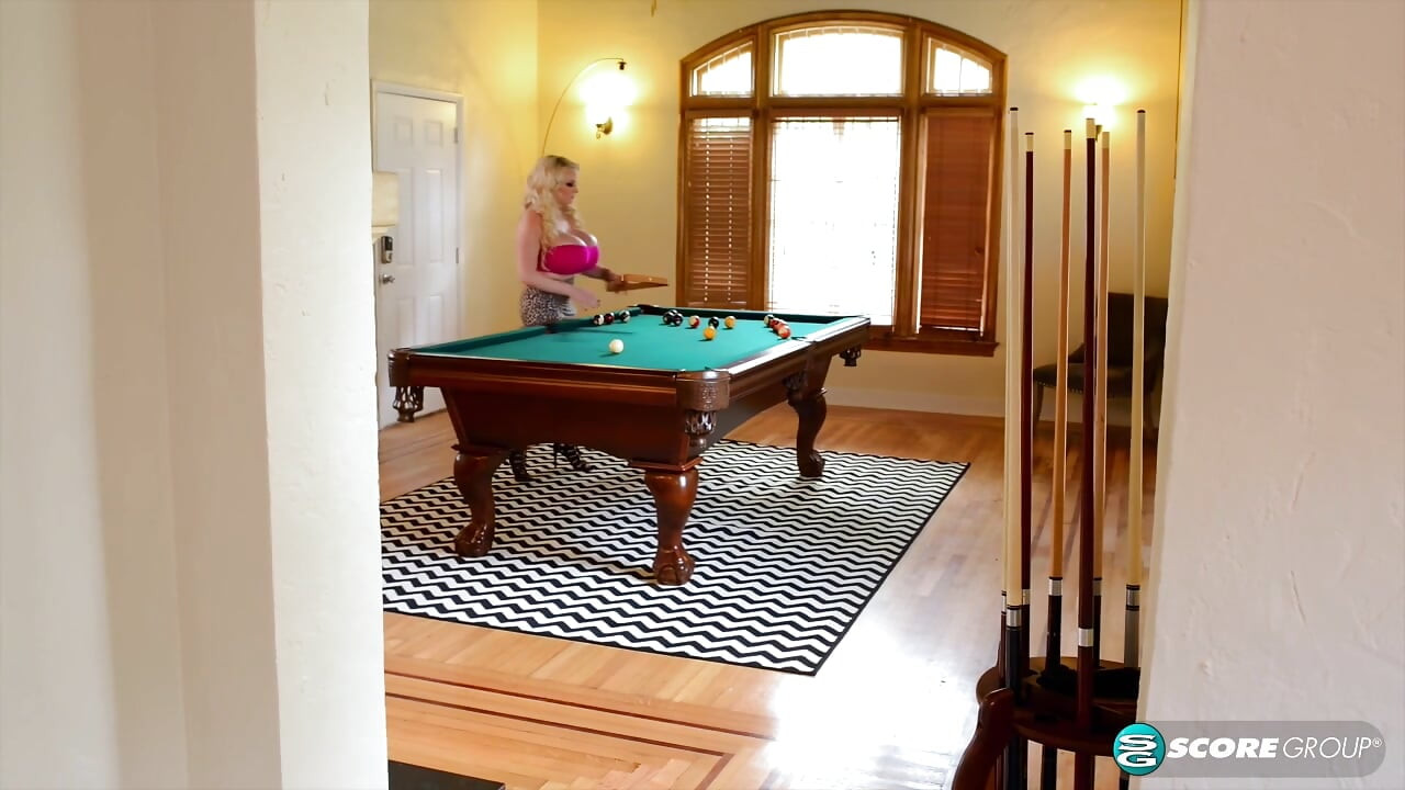 Princess Pumpkins menjolok pepek berbulunya di atas meja kolam