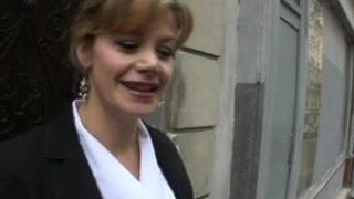 Marylin, eine schöne französische Reife, wird in Strümpfen anal gefickt