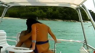 Le propriétaire d'un yacht récompense le gros cul d'une MILF brune avec une sodomie brutale passionnée