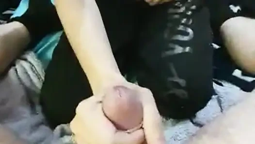 Mira como la mamo y le paso mi pelo por la polla