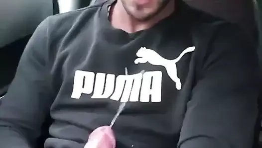 Un mec de sperme sur un voyage en voiture