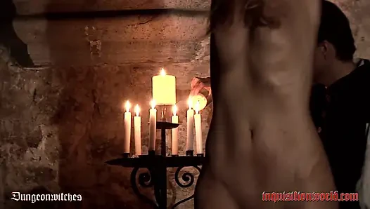 Ведьма дует над маленьким пламенем