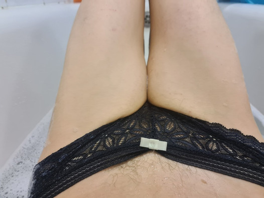 Minha calcinha azul e vibrador na minha bunda