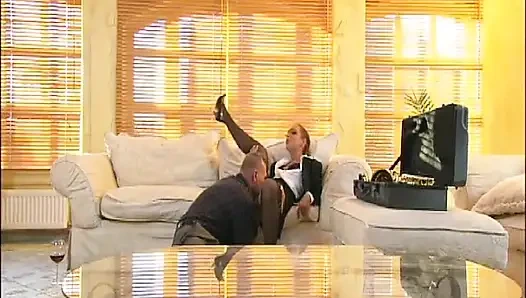 Sürtük iş kadını röportaj sırasında zengin patron tarafından sikiliyor