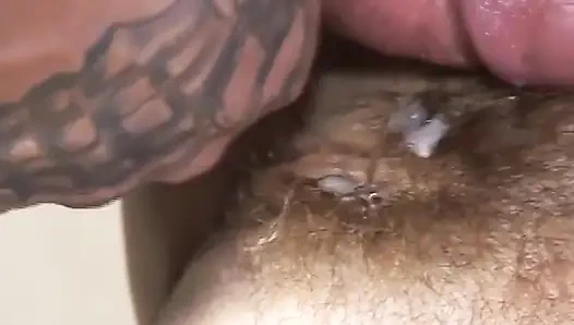 Брюнетка-шлюшка трахается на диване с большим членом