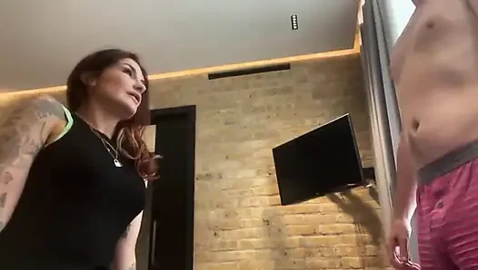 Mengirim Cucky keluar untuk mendapatkan kondom dia tidak melakukan wel.
