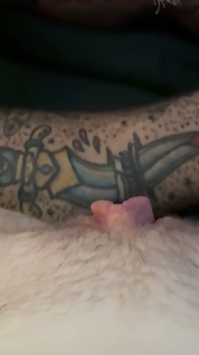 POV stiefvader gorgeleert mijn pis en beft mijn gaten