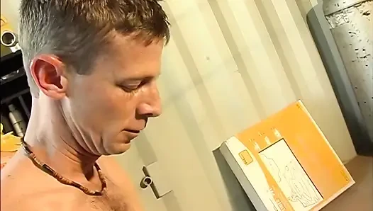 Heißes cowgirl hat publikum, während sie fickt