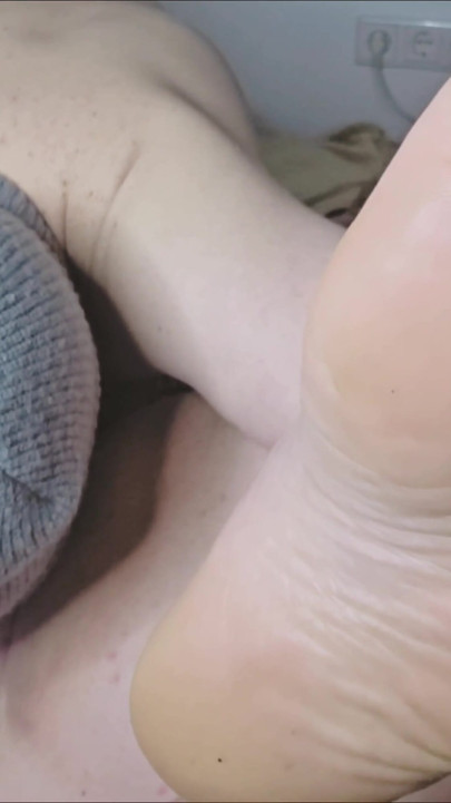 Nowy niemiecki BBW xMaskedMomWifex daje footjob i dostaje lizane i palcami za to | Klip 3
