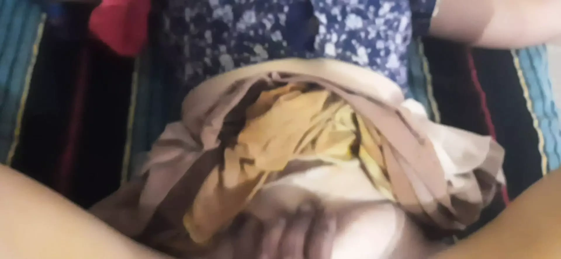 年长的继兄弟在家里操了年轻继兄弟的家庭主妇的嘴，操了她的阴户并做了一匹马