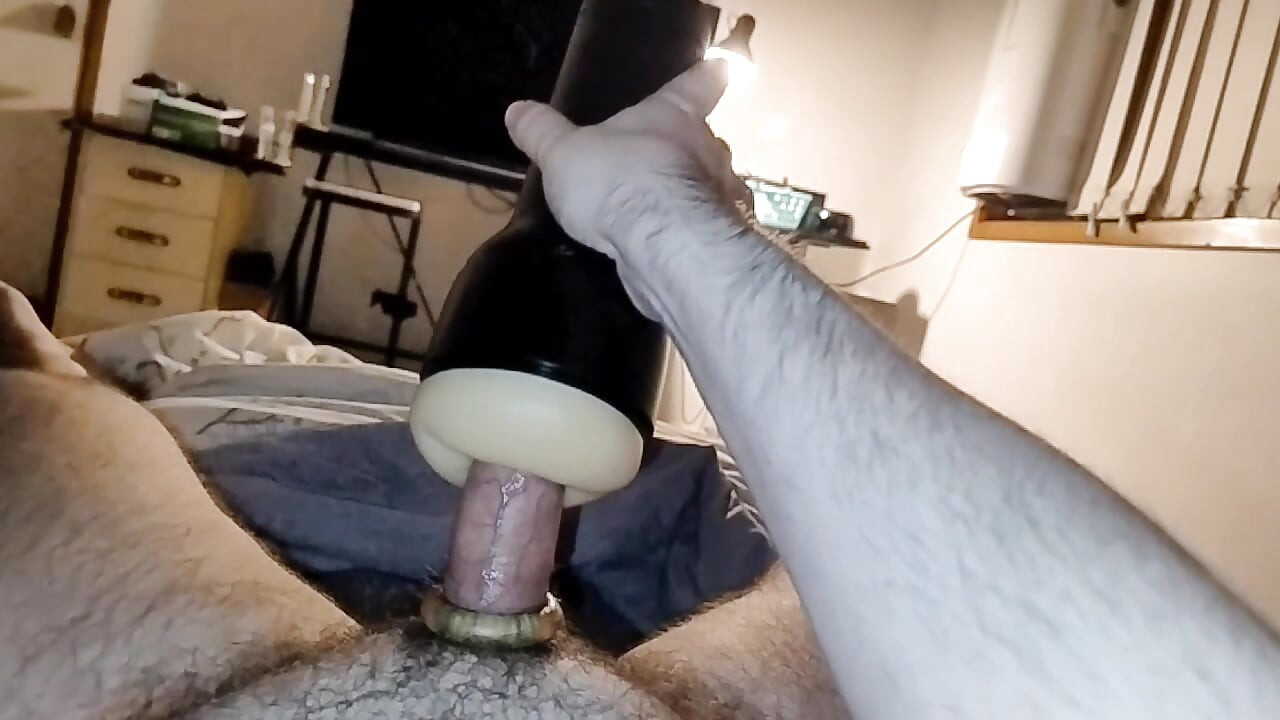 Fleshlight follada a cámara lenta (polla dura, peluda y sin circuncidar)