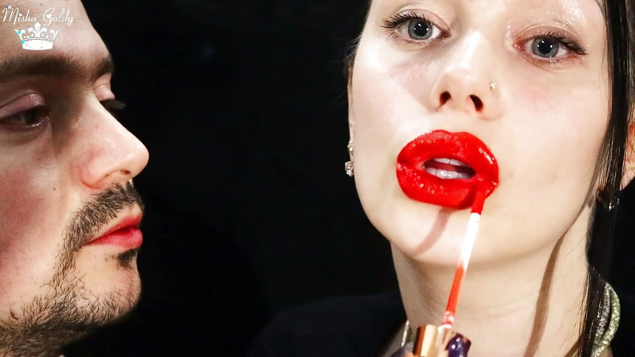 Alex gezicht bedekken met rode lippenstiften