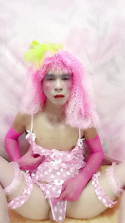 Oanh Le transgender w seksownej bieliźnie grająca na syntezatorze