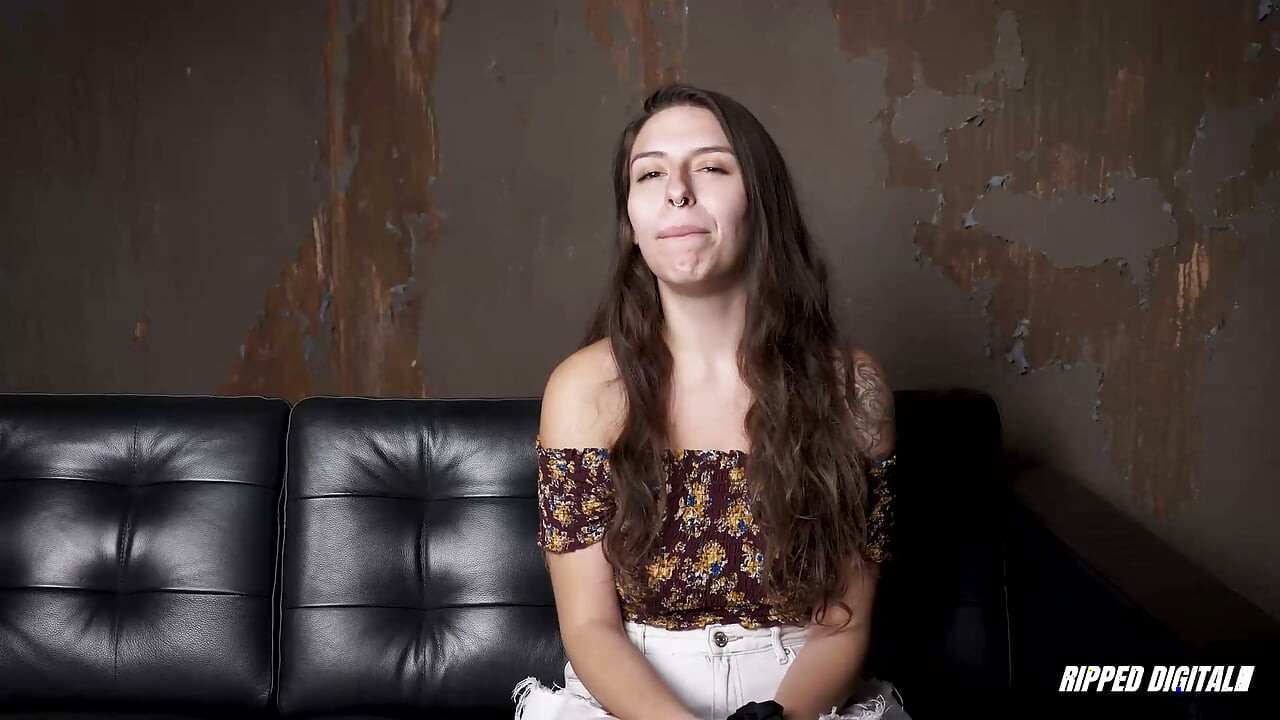 Submissive Slut Chloe Geme ao Levar um Brinquedo Enorme Depois de Ser Fisted
