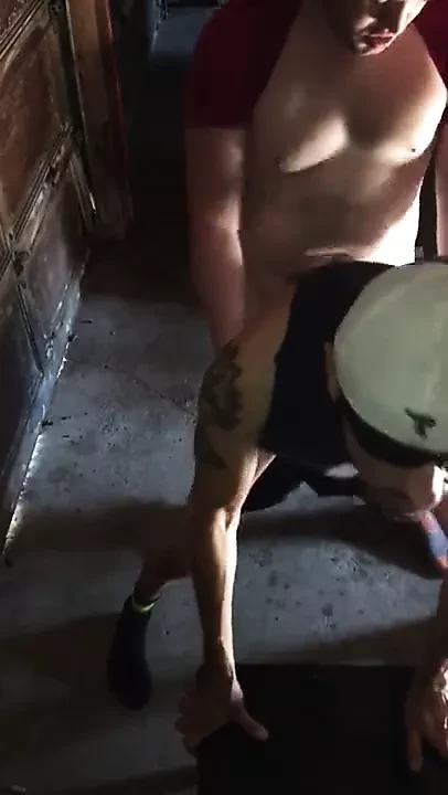 Perra papi follada a pelo por extraño en sex shop