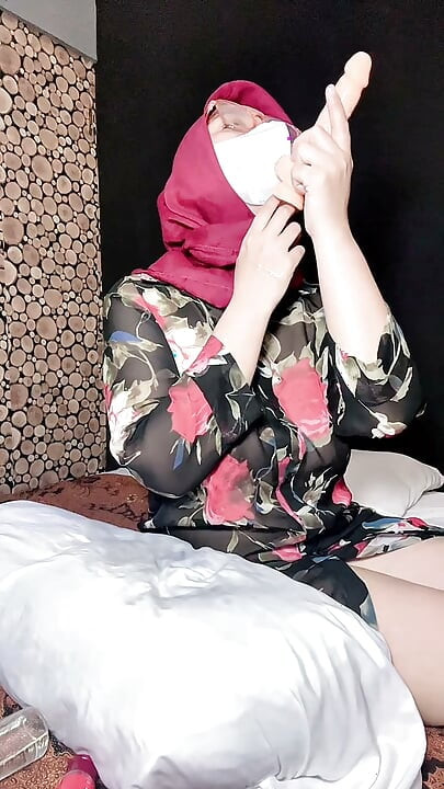 히잡 소녀가 침대에서 자위하는 eBot 장면