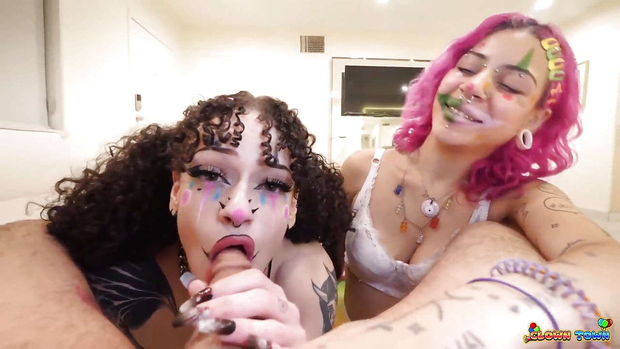 Clown Town Ep.2: Lízání zadku, stříkání cum Clown Děvky