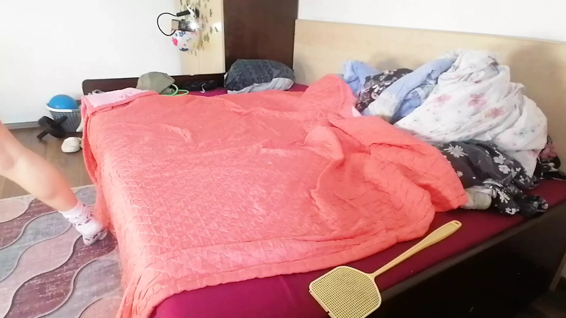 Amadora milf fazendo ioga nua, buceta peluda, bunda grande e peitões. Massagem amadora com vibrador, morena nua.