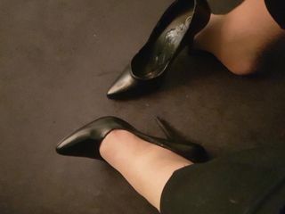 Porra em sapatos de salto alto pretos bem usados