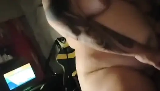 Sahabatku bermain dengannya di depanku tetapi lebih suka bermain dengan penisku di dalam lemaknya yang kencang