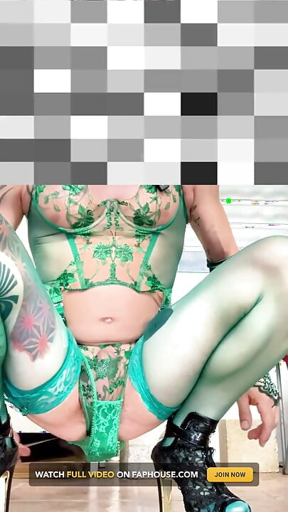 야외에서 팬티를 보여주는 귀여운 펨보이 섹시 스타킹 란제리