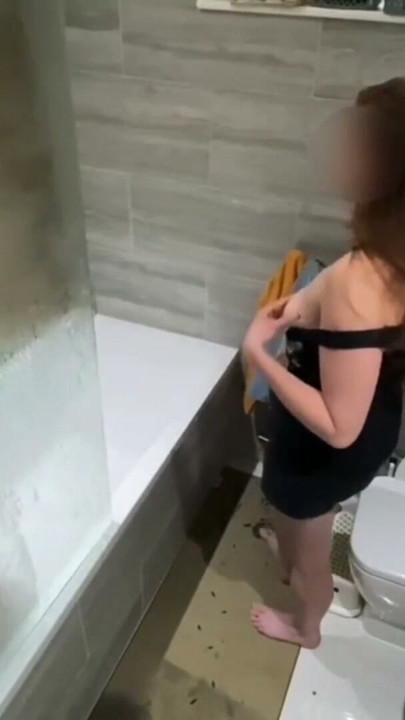 אחות חורגת נעשית עירומה וחרמנית בזמן שהאח החורג מתקלח | קליפ 1