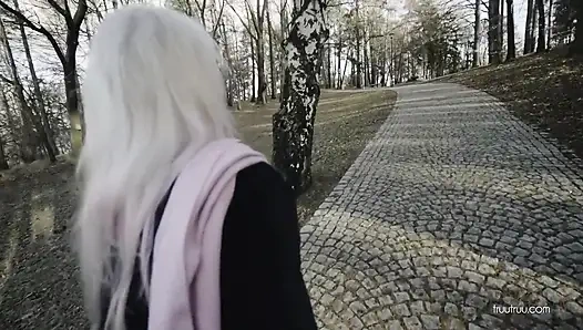 Рискованный публичный трах на прогулке со случайным мужиком с Tinder