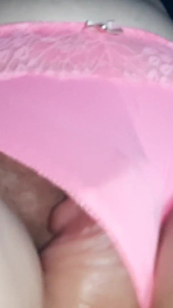 उफ़। कोई अजनबी भीड़ भरी बस में मेरी चूत को रगड़ रहा है। क्लिप 1