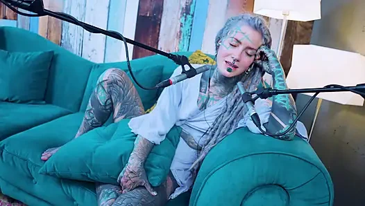 H hakkında konuşuyorum - mutluluk - asmr podcast sfw konuşuyor gotik sıska kız dreadlocks dövmeli model dövmeli kız