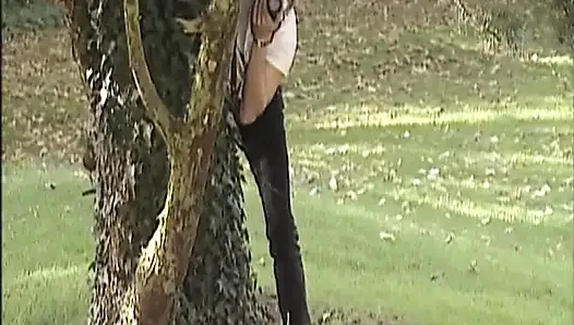 Blonde deutsche heiße mutter mit dickem hintern reitet dicken schwanz in der retro-szene
