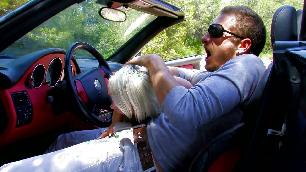 Loira gostosa chupando o pauzão duro de um cara dentro do carro