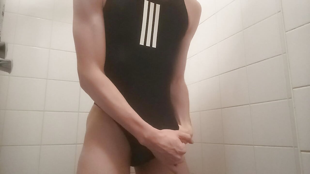 Obješeni Twink tuševi u novom uskom Adidas kupaćem kostimu