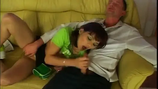 Sıska genç kız klasik büyük bir yarakla sikiliyor ve yüzüne boşalıyor