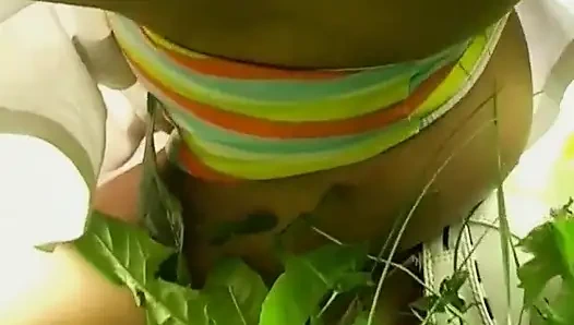 Lesley мастурбирует на заднем дворе