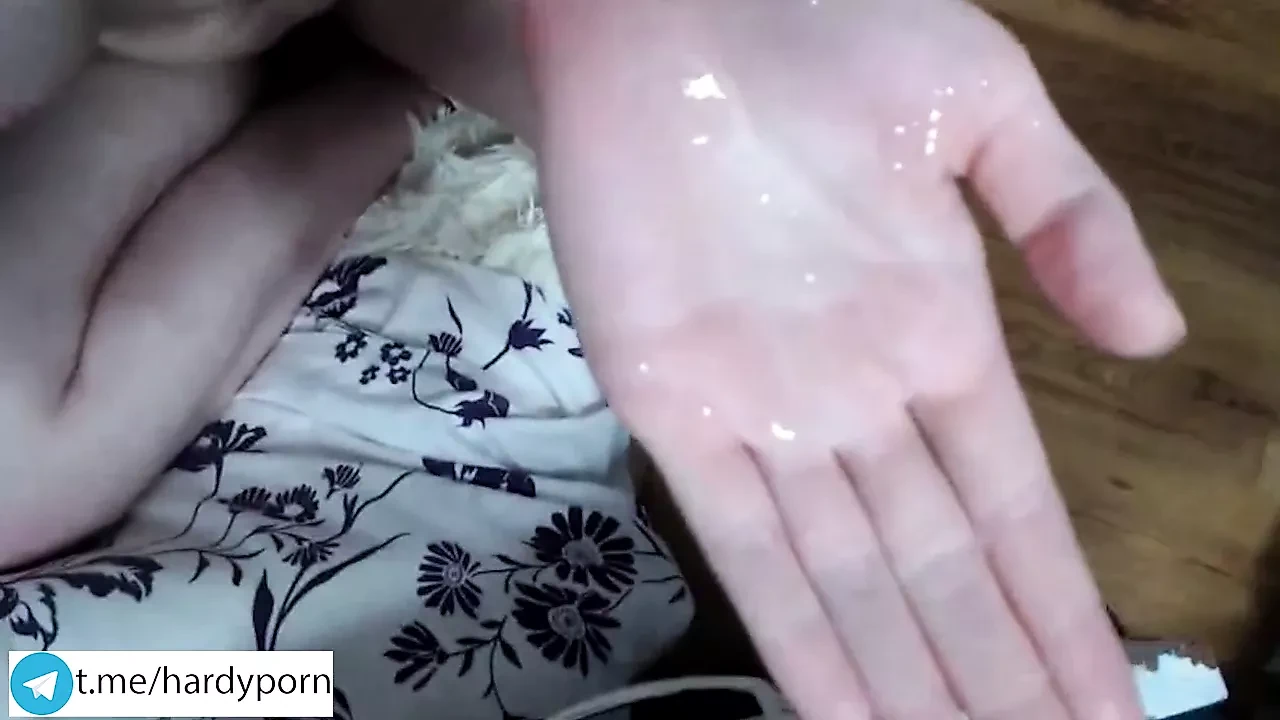 La piccola ragazza bruna ha una scopata bollente