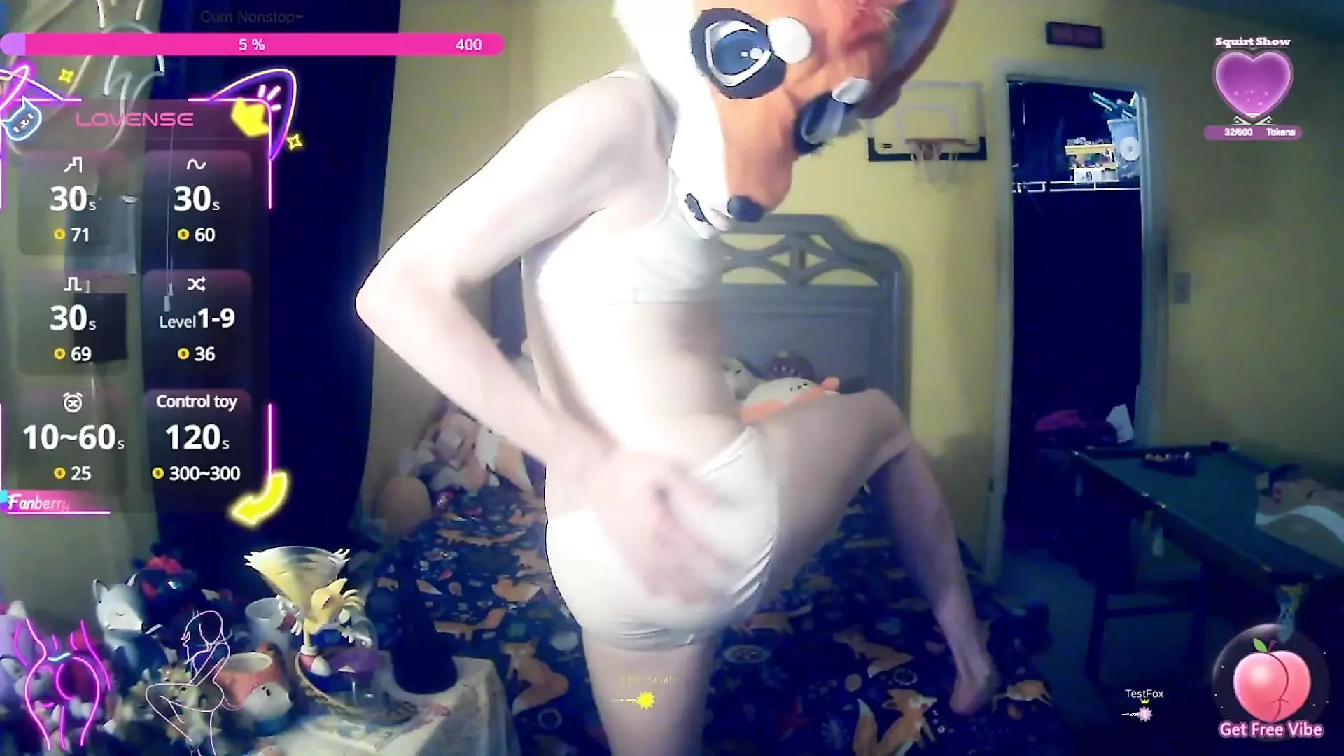 Camboy Foxxo танцює в білих білизнах