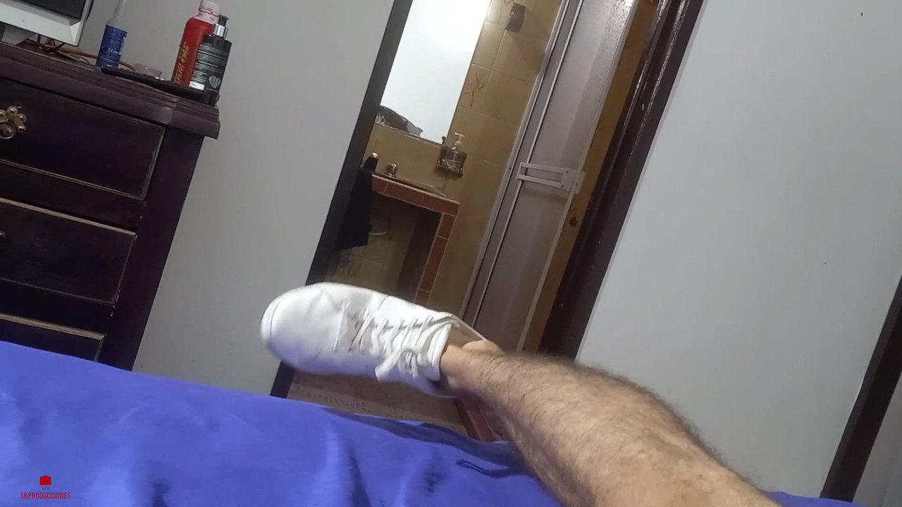 無邪気な顔をした義理の妹は、私に素晴らしいオーラルをさせてほしいと頼みます