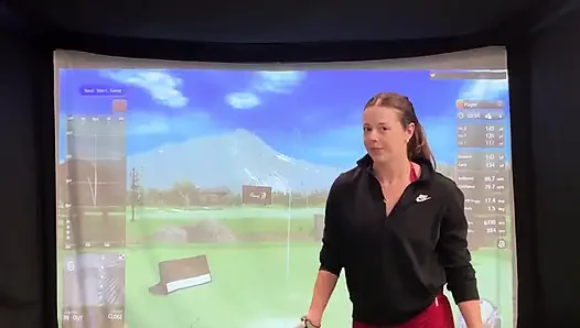 Ich versuche, golf in einem Simulator mit meinem Lush in! Der versuch, nicht zu kommen, während ich schwinge!