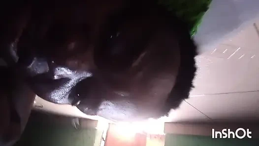 Rose penetrasyondan önce siyah yarağa masaj yapıyor